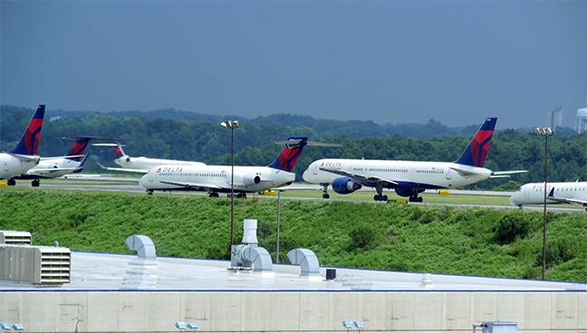 Delta planes at the airport